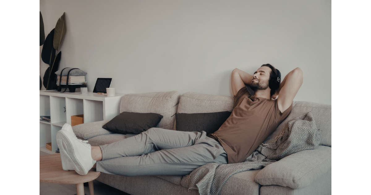 ソファでリラックスして自分の時間を守る男性